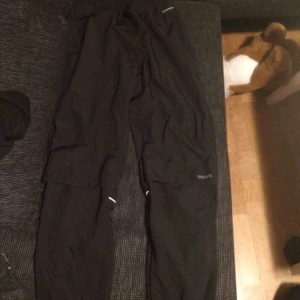  - Träningsbyxor aldrig använda pga fel köp  Stl M Pris 140kr ink frakt