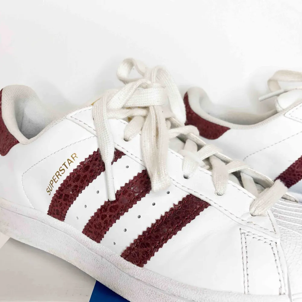 Adidas superstar skor limited edition med kartong. Går inte längre o köpa dessa med ormskinns mönster på rändern. Skorna är i väldigt bra skick, använda endast ett fåtal gånger. . Skor.