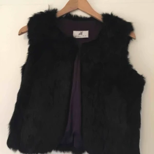  - En jättefin äkta pälsväst från by Malina i nyskick då den är försiktigt använd fåtal ggr. Passar XS-S möjligt vis M. Bara att fråga på om du har några frågor! Frakt att du för själv💜 