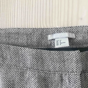  - Riktigt fina lite mjukare kostymbyxor, slutar vid anklarna.😍 Bra passform över rumpan! Obs! Jag har gjort ett extra håll för att de varor lite stora på mig! 