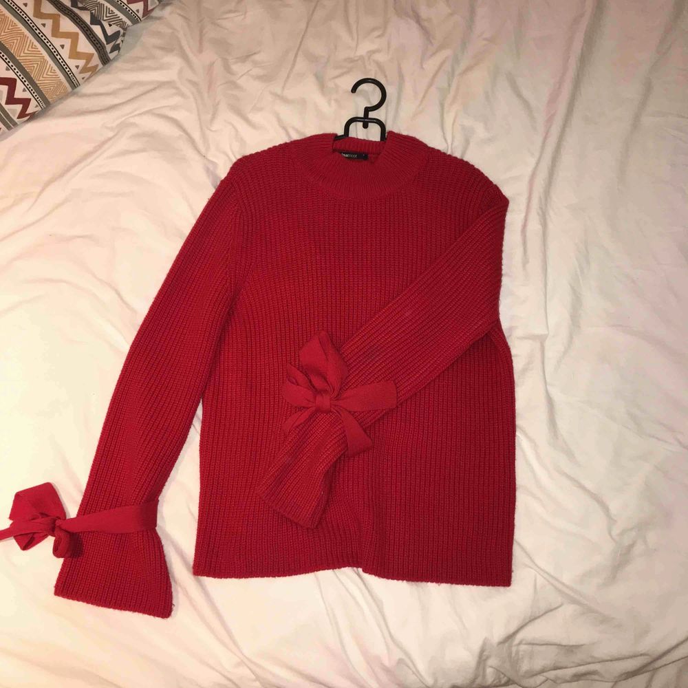 Röd stickad tröja från Gina Tricot, storlek S. . Stickat.