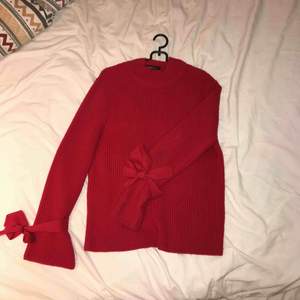 Röd stickad tröja från Gina Tricot, storlek S. 