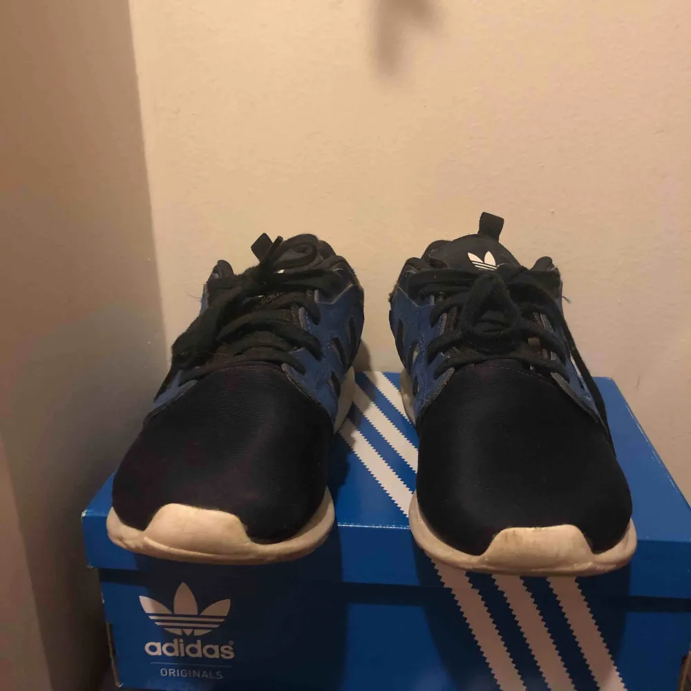 Adidas sneakers bra skick kan nog putsas upp lite för vitare sula. . Skor.