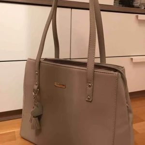 Väska - En fin bra handväska. Bra storlek, man får plats med mycket. Har blivit använt ett fåtal gånger och är så gott som ny. Ord pris 600, mitt pris 300. Möter gärna upp i stockholm