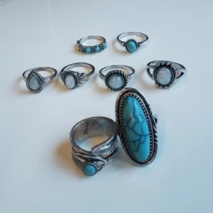  - Bohemiska vintage ringar. De flesta mellan storlek M-L-jag har storlek xs/s och kan bära de flesta på min tumme: se bild som referens. Fast en utav de mindre kan jag bära på mitt pekfinger(med turkosa stenar), denna är mindre än de andra och är ungefär en S. Men resten är somsagt M-L och Superfina att bära på olika fingrar hursomhelst!😍 Ringarna längst fram kostar 49:-/st De i mitten raden kostar 39:-/st och de minsta längst bak 29:-/st. Elr Paketpris:200kr  EN RING FINNS KVAR: Den stora till vänster längst fram(bär även denna på bild2).