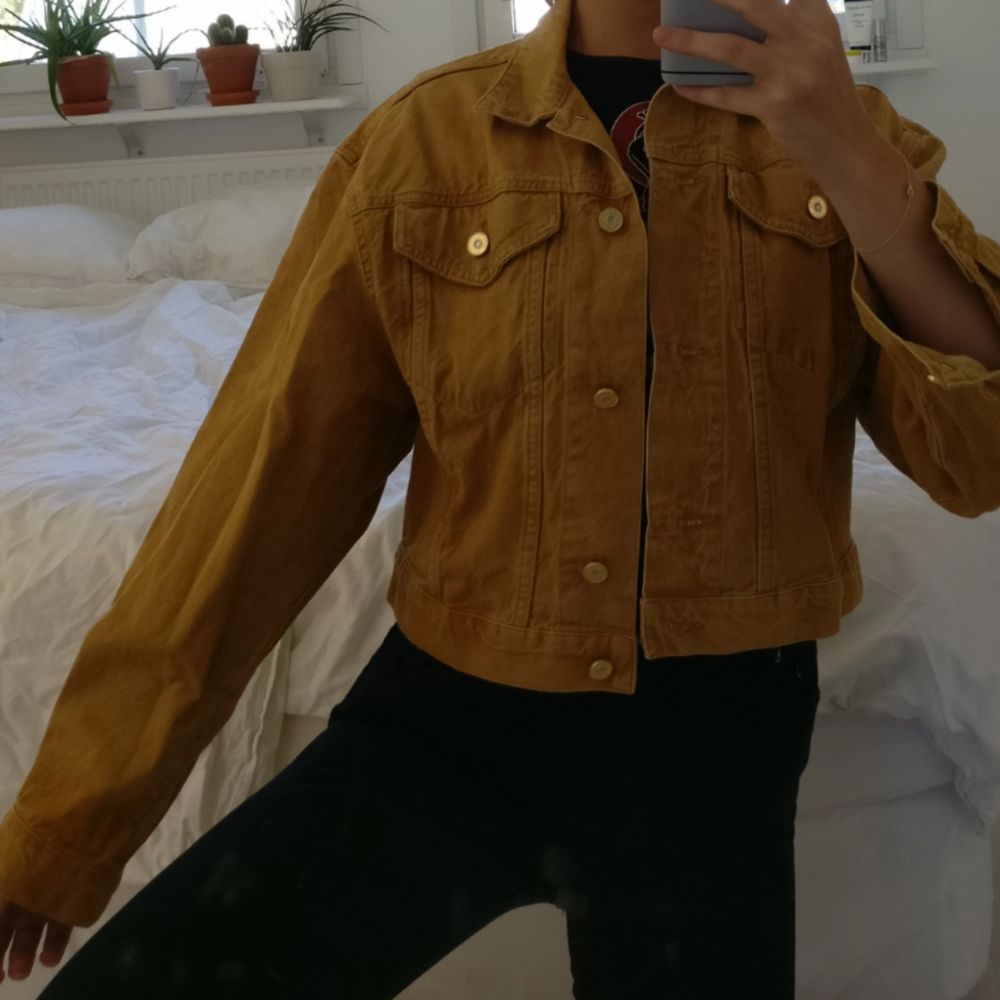 Gul vintage denimjacka med broderi på ryggen Storlek S-M? Jag har XS/S och den är något oversize Köparen står för frakt! . Jackor.