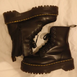 - Dr Martens Jadon Storlek 37 mycket Sparsamt använda.  Finns i Eskilstuna annars står köparen för frakt! Nypris 2200 kr 