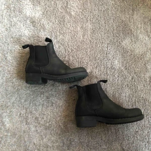  - Johnny bulls. Dom är använda men i mycket bra skick. Dom är stor i storleken, jag har i vanliga fall 36-37 men 35 på de här. Ord pris 999 kr. Köparen står för frakt