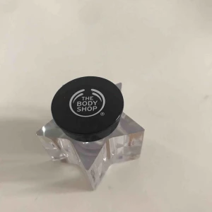  - Guldigt skimmer från The body shop. Oöppnad.