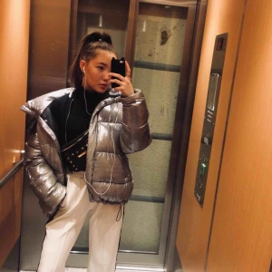  - en silverig och fluffig jacka från bik bok, i en ganska bra skick och den e såå skön o varm❤️