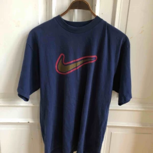  - Snyggt sliten Vintage NIKE AIR T-shirt i storlek medium. Hämtas i Uppsala eller skickas mot fraktkostnad