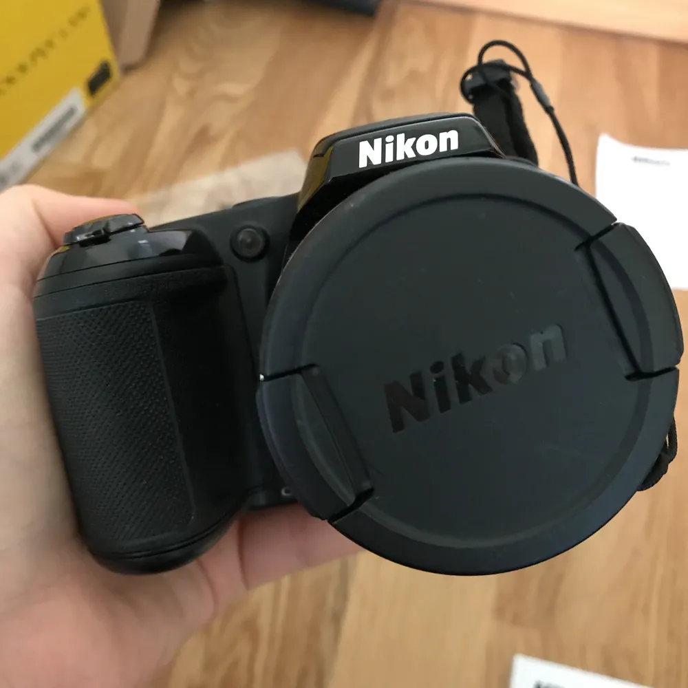 Säljer min fina Nikon COOLPIX L330, har inte fått användning för den och därför är den till försäljning. Den är av den enklare modellen vilket gör det lätt att förstå sig på den. Man får med USB-kabel, ViewNX2 skiva, kamerabandet och bruksanvisning.. Övrigt.