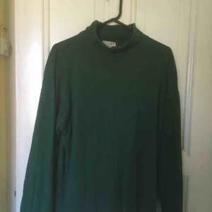  - Tunn grön polotröja. Frakten inräknad i priset.