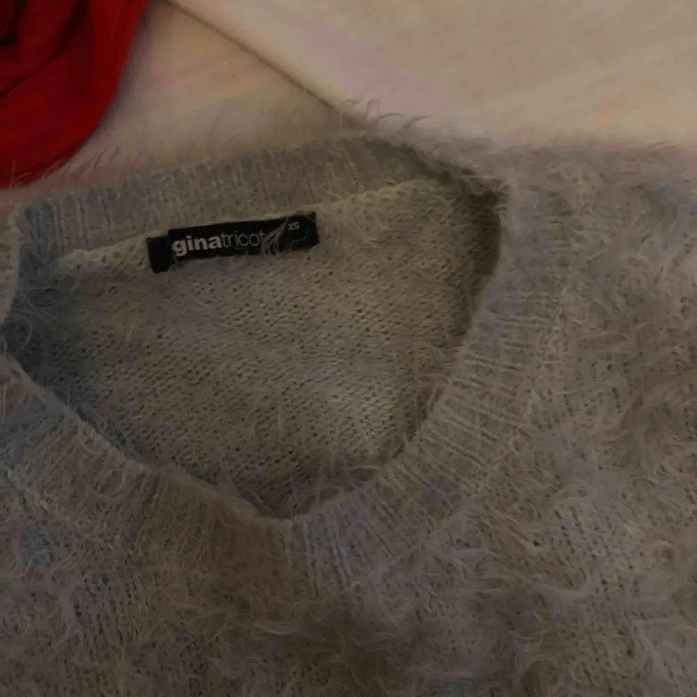 Fluffig tröja från Gina tricot. Knappt använd. Frakt ingår. Tröjor & Koftor.