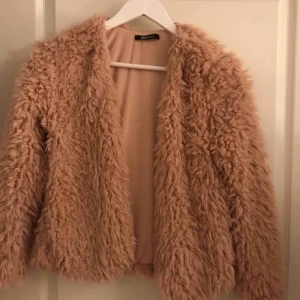  - Fluffig jacka/kofta/tröja den är i ljusrosa och använd 1 gång. Kan frakta men då står köparen för frakten tar även swish😊