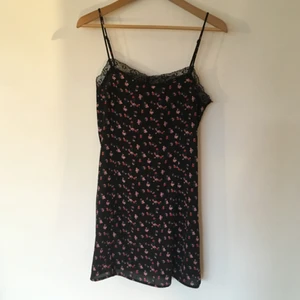  - riktigt söt klänning i nyskick. hämtas i sthlm eller skickas om du betalar frakt. säljer massor (kmr mycket nytt i dagarna), mängdrabatt finnes! 