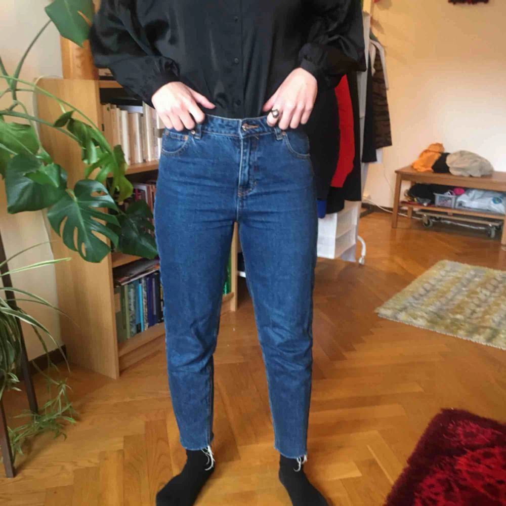 blå mom jeans från pull & bear. fint skick men tyvärr inte rätt för mig. Jeans & Byxor.