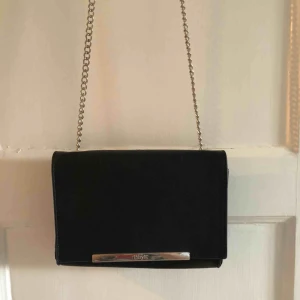  - Liten axelremsväska med silverkedja i bra skick! 