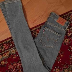 Skinny high waist Levi’s jeans. Använda ett fåtal gånger, och säljer eftersom jag knappt kommer i dem längre!😝 Köparen står för frakt, men kan också mötas upp i Stockholm.