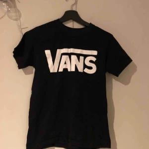  - Inte äkta! Vans T-shirt i bra kavllite även fast den inte är äkta. Kan mötas upp i sundvall annars står köparen för frakt! 