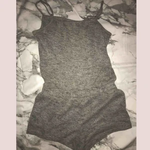  - Playsuit ,byxdress ,jumpsuit! Grå playsuit med stretch och 2 fickor. Nytt skick! Frakt tillkommer✨