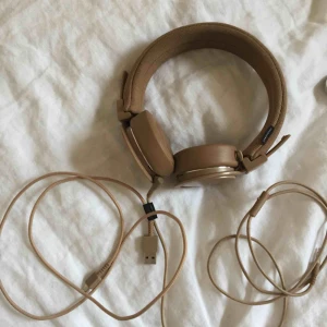  - Trådlösa/bluetooth Urbanears, laddningssladd och sladd om man inte vill använda bluetooth medföljer. Ord pris 1000kr. Sparsamt använda