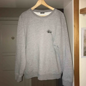  - äkta stussy crewneck!  flitigt använd men fortfarande snygg och skön :)   köparen betalar frakt, betalning sker via swish! 