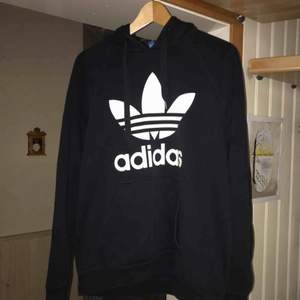 äkta adidas hoodie!  använd men 9/10 i skick :)  köparen står för frakten, betalning sker via swish!