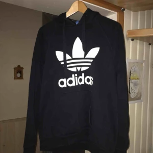  - äkta adidas hoodie!  använd men 9/10 i skick :)  köparen står för frakten, betalning sker via swish!