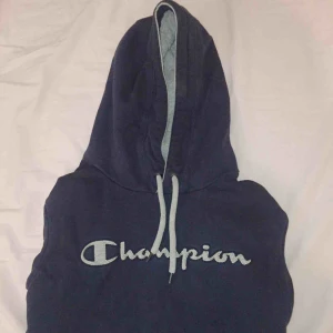  - Mörkblå Champion hoodie passar storlekar xs-s  Frakt kostar extra