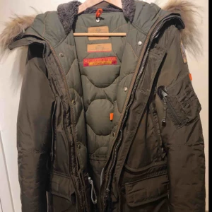  - Säljes parajumper Kodiak S i färgen fisherman, herrmodell. Använd fåtal gånger, i princip nyskick ,inga defekter.  Kvitto finns. Inköpt för 9499kr. 