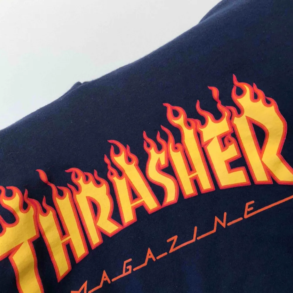 Säljer nu min Thrasher tröja, självklart äkta! Jag kan mötas upp eller frakta. Jag står för frakt.  Jag gillar lite over-size, är själv en storlek XS. . Hoodies.