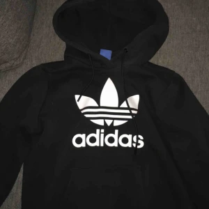  - Gosig Hoodie från adidas, lite oversize skulle jag säga. Strl 36 och i gott skick.