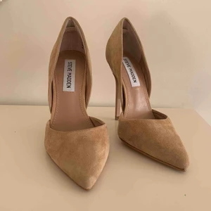  - Steve Madden klackar. Strl 35 1/5. Säljes pga för små och därav aldrig använda och i mycket fint skick! Säljaren står för frakten!