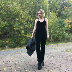  - Jäättesnygg sammetsbyxdress😃!!! Går jätteenkelt att klä upp eller ha till vardags!!! Aldrig använd så den är i perfekt skick!