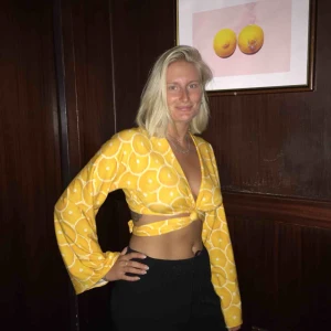  - Cool knyt top med utsvängda armar och apelsintryck sydd av mig 🍋🍋 öppen i ryggen och funkar bra för flera storlekar! 