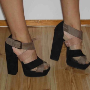  - Högklackat, ca 10-12cm klack. 