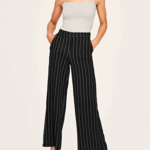  - Supersköna och snygga höga byxor från Gina tricot, använt dom max 2-3 gånger. 