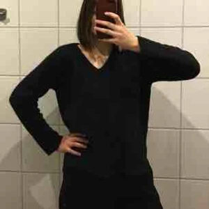  - Stickad tröja i lyxig ullblanding från Filippa K. Fick den i present men har mest legat i garderoben, så väldigt fint skick. Perfekt skön hösttröja, lite oversize. Passar nog s-xl beroende beroende på hur man vill att den ska sitta. Frakten ingår!