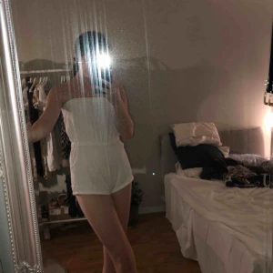  - Säljer en playsuit i storlek xs. 40kr. Finns att hämta i Norrköping eller så tillkommer fraktkostnad på 40kr.