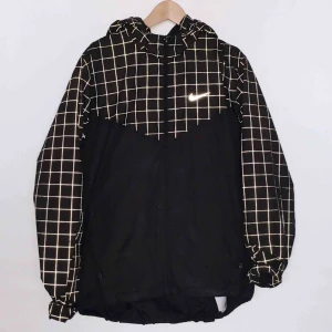  - Cool jacka från Nike med reflex-sträck! Sitter snyggt oversized på mig som har storlek XS/S. Lite sliten på sidorna från förra ägaren, men inget jag tänker på 🌟 (bilder från förra ägaren, kan skicka mer på jackan samt slitningar vid intresse)