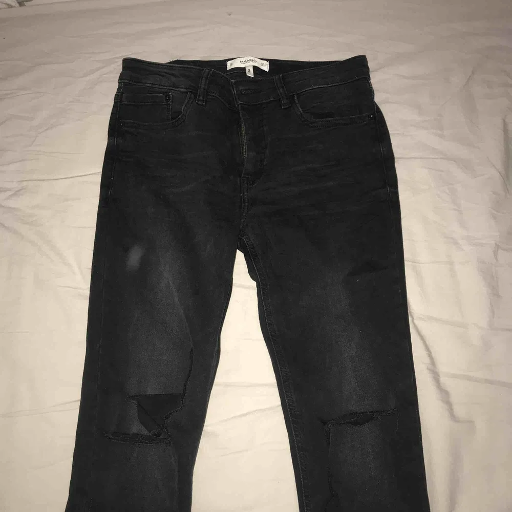 Snygga svarta jeans med hål på knäna, dom kommer ifrån mango och är lågmidjade, snygg pass form och även stretch. Jeans & Byxor.