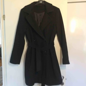  - Svart, kort yllekappa. Nästan oanvänd inköpt w16 för 1500 kr på rea