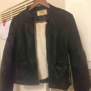  - Jacka från zara ! Skinnjacka med mjukt Teddy i