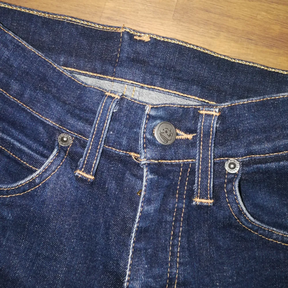 Riktigt snygga mörkblåa jeans från Cheap Monday i modell 
