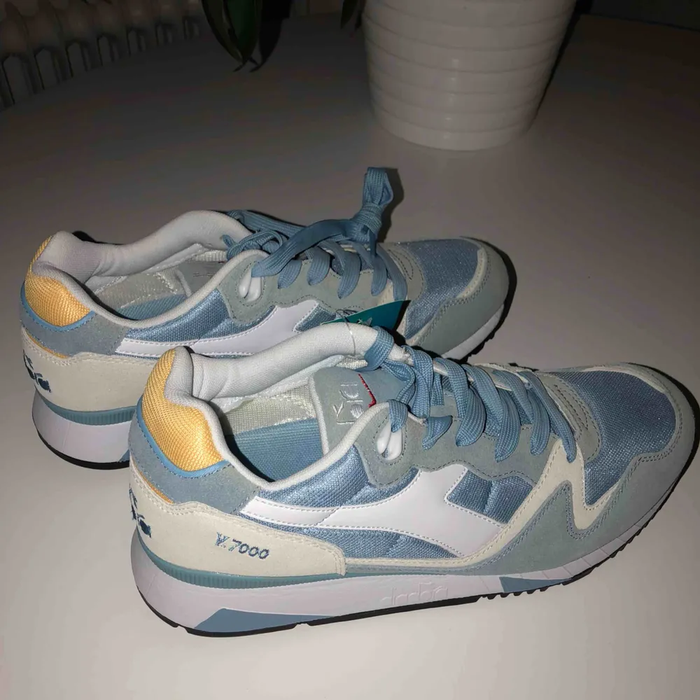 Diadora sneakers - Helt oanvända, lappen sitter kvar. Nypris: 1299kr!. Skor.