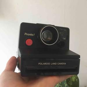 Polaroid SX-70 ”Pronto!”, tillverkad 1977. Film finns på flera hemsidor! Kameran fungerar toppen, var dock noggrann med att köpa film som inte är utgången för då kommer den inte fungera då batterierna sitter i filmen! Ej 50% på denna. Frakt: 105kr