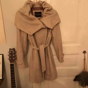  - Beige kappa från Zara. Max använd 5 ggr så är i fint skick. Storlek M
