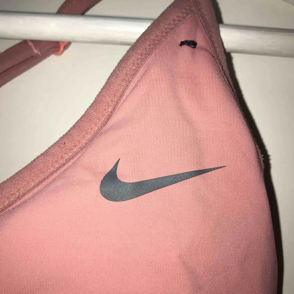 Snygg sport-bh från Nike stl M, bra skick. Toppar.