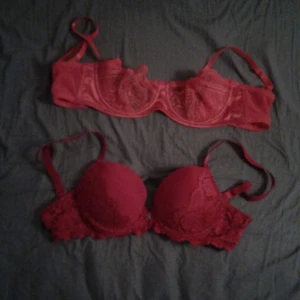  - Köpte dessa två bh:ar i mörkrött & hallonröd av en annan här på Plick men de var för små för mig så säljer dom vidare! Bortklippta lappar men de är i  70-75B🙈   Tänkte mig 40kr för båda två, kan även skickas men då står köparen för frakten😘  Betalas med swish🎉